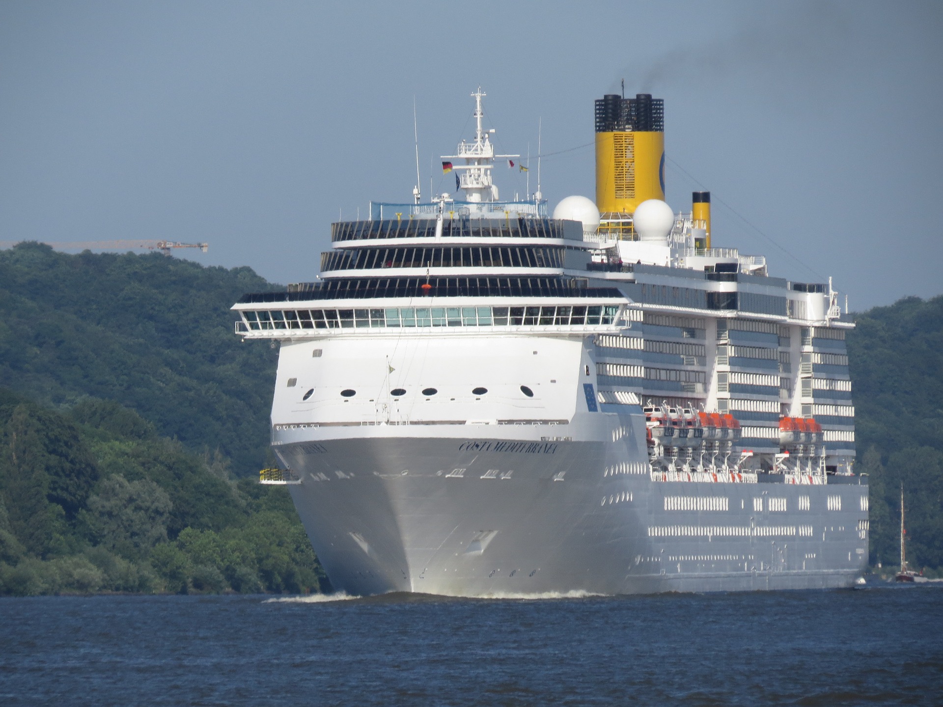 Sea search. Корабль красный круиз. корабль лайнер белый красный. msc seaside круизный лайнер.